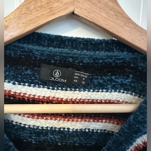 Volcom size small cropped long sleeve shirt. - Picture 3 of 3